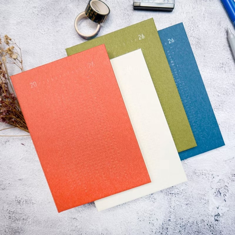 綠的事務conifer 2026年 日日好 軟背精裝方格週誌 32K-遠行/山間/白町/秋光