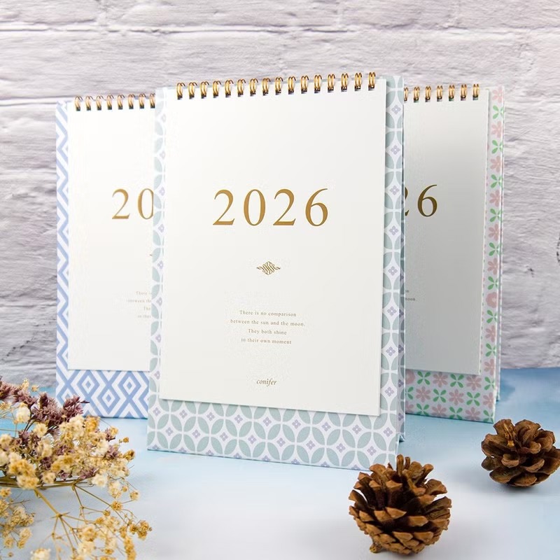 綠的事務conifer 2026年 時間絮語 直式桌曆 25K-線線圈圈/粉紅花園/紫色小花/霧藍菱格/星空黑