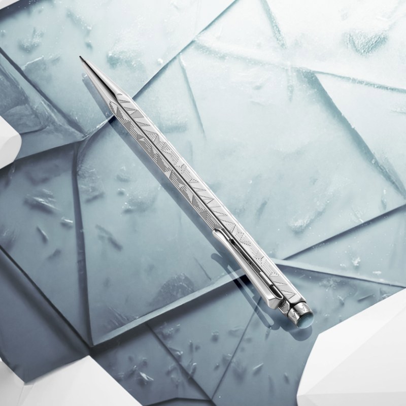 卡達CARAN D'ACHE 2025聖誕特別版 Alpine Frost阿爾卑斯霜雪 艾可朵原子筆禮盒(搭配專屬小牛皮筆套)