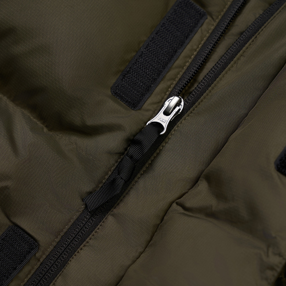 經典ICON男款灰褐色DWR防潑水羽絨外套｜832G21L