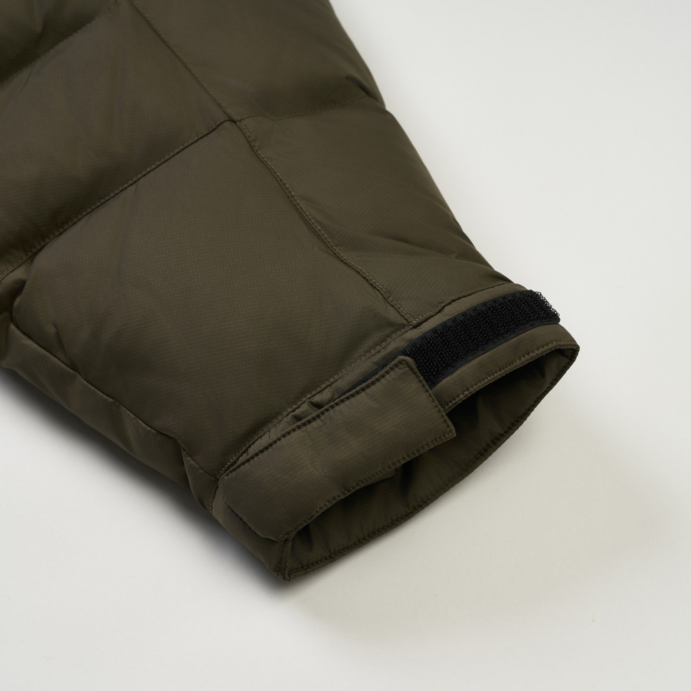 經典ICON男款灰褐色DWR防潑水羽絨外套｜832G21L