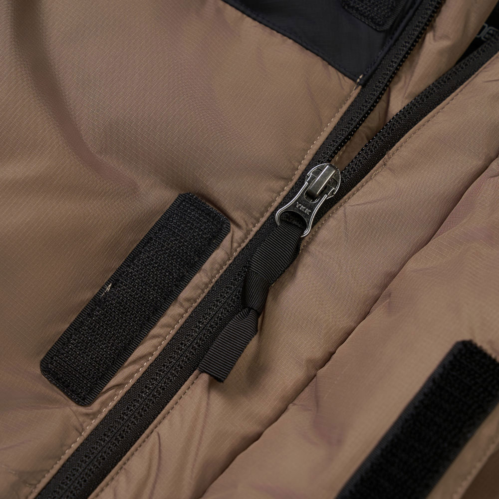 經典ICON男款棕色DWR防潑水羽絨外套｜832GDHL