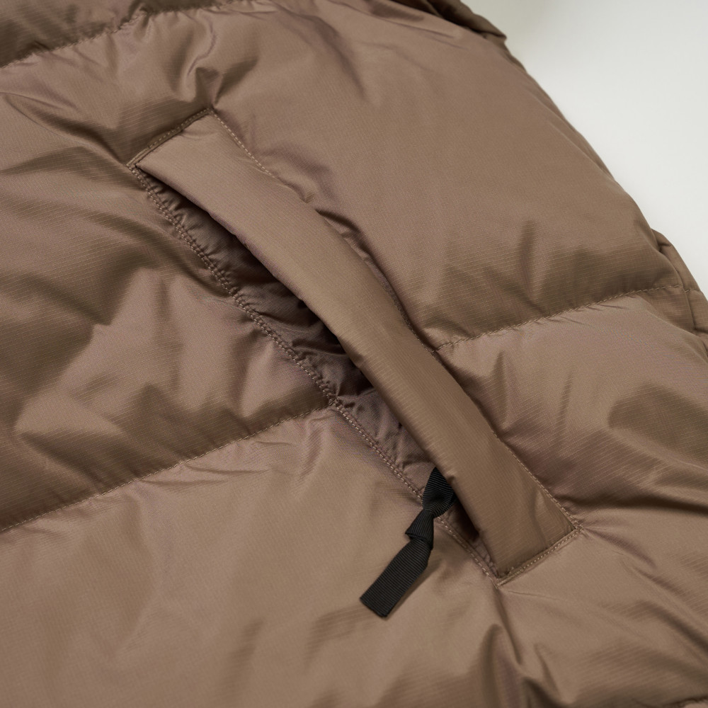 經典ICON男款棕色DWR防潑水羽絨外套｜832GDHL