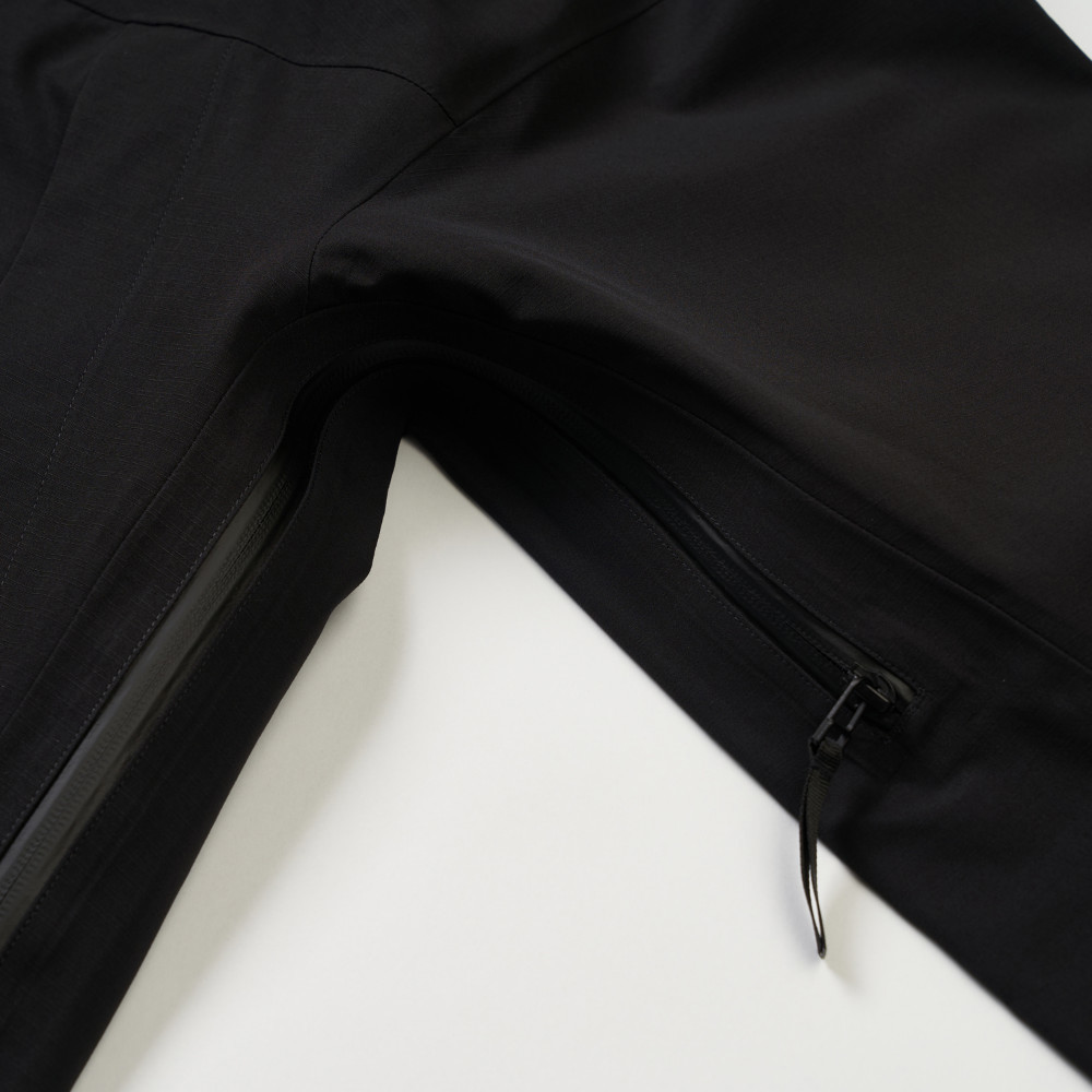 UE男款黑色DRYVENT防水衝鋒衣｜8E5YJK3