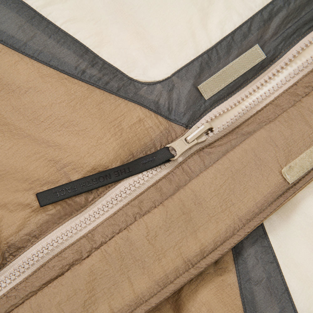 UE男女款米棕拼接DWR防潑水羽絨外套｜8E6JEJO