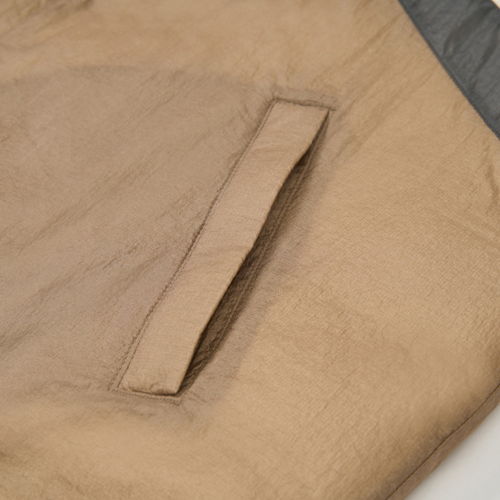 UE男女款米棕拼接DWR防潑水羽絨外套｜8E6JEJO