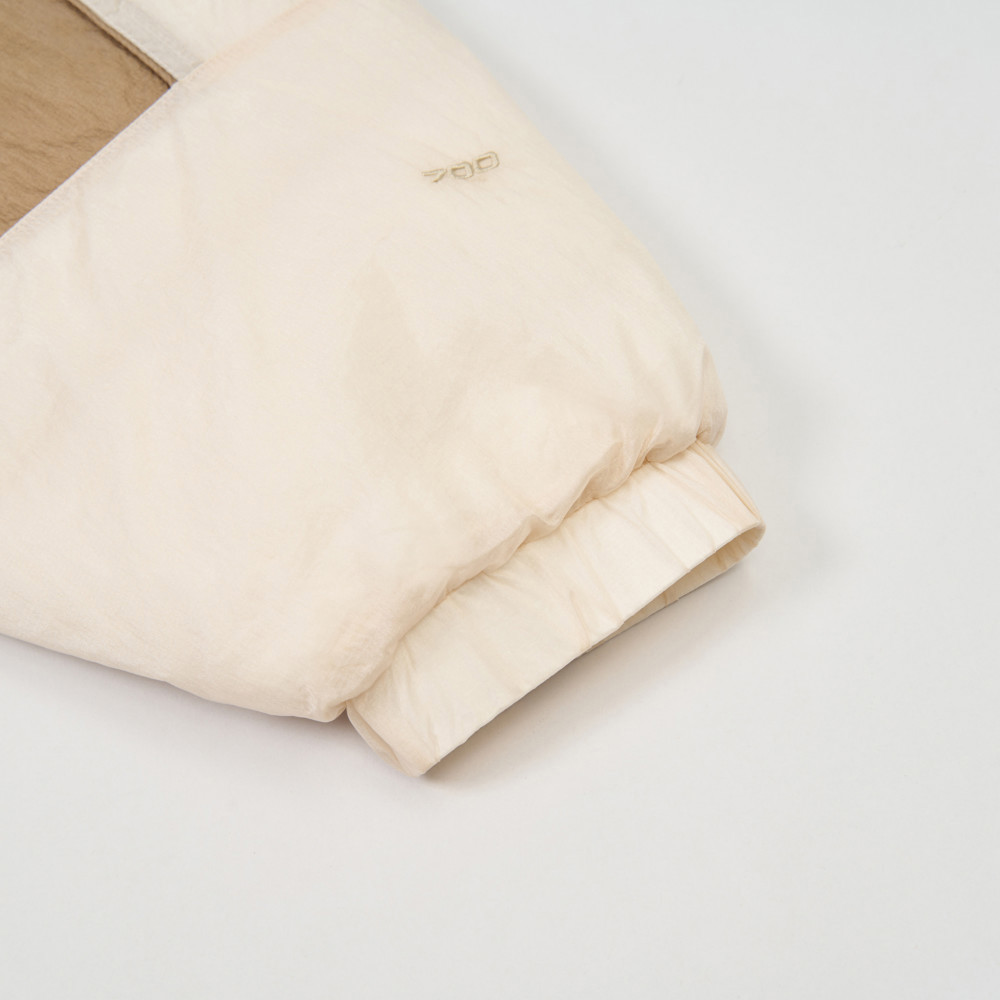 UE男女款米棕拼接DWR防潑水羽絨外套｜8E6JEJO