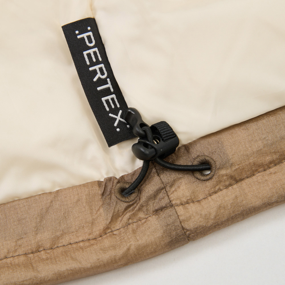 UE男女款米棕拼接DWR防潑水羽絨外套｜8E6JEJO