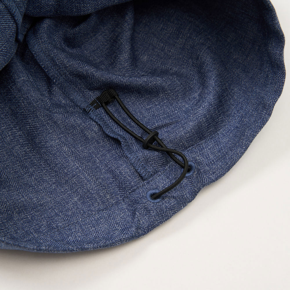 UE女款藍色DWR防潑水休閒長褲｜8E6NBOT