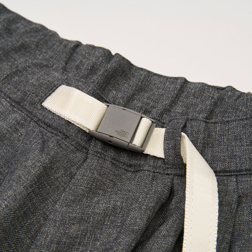 UE女款黑色DWR防潑水休閒長褲｜8E6NJK3