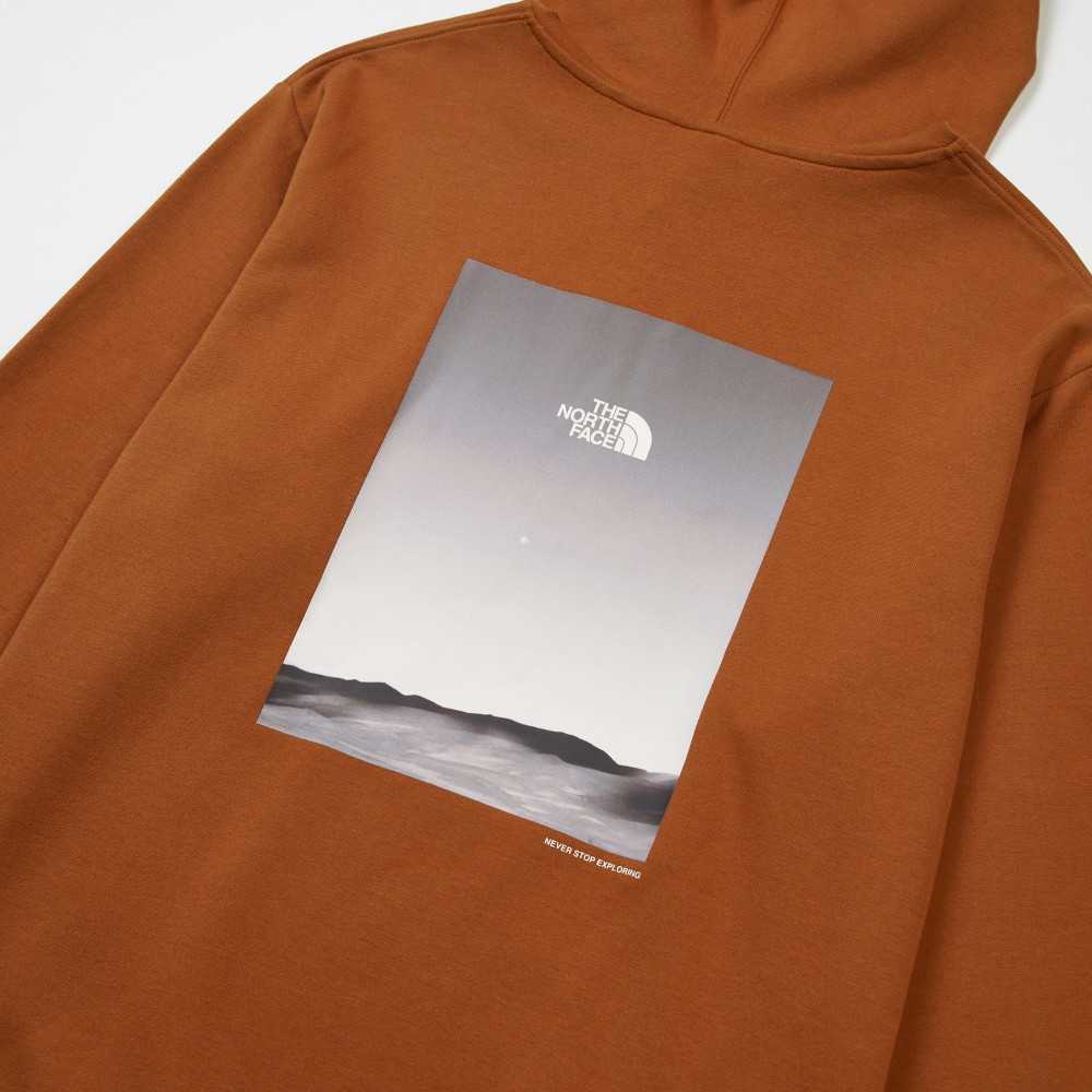 The North Face北面男款橘色大尺寸印花長袖帽T｜8F0QBOE