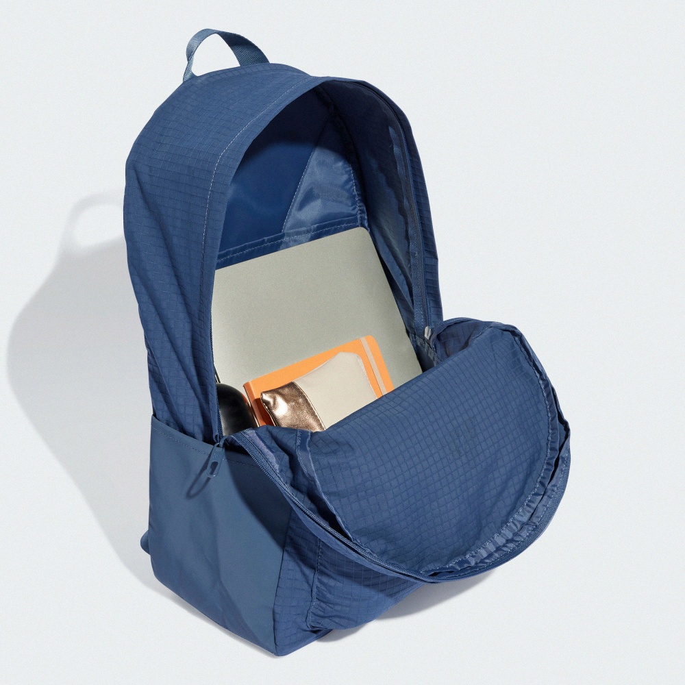 ESSENTIALS 後背包