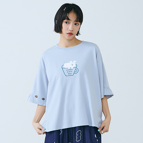 【E WEAR.FAVVI x yohand studio】咖啡雲-荷葉袖印花上衣 (淺藍)