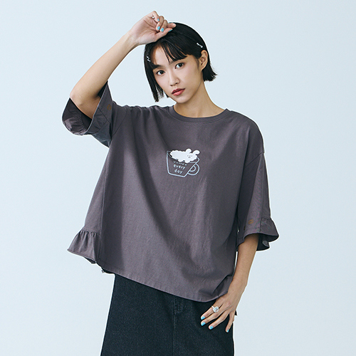 【E WEAR.FAVVI x yohand studio】咖啡雲-荷葉袖印花上衣 (深灰)