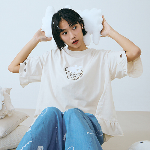 【E WEAR.FAVVI x yohand studio】咖啡雲-荷葉袖印花上衣 (米)