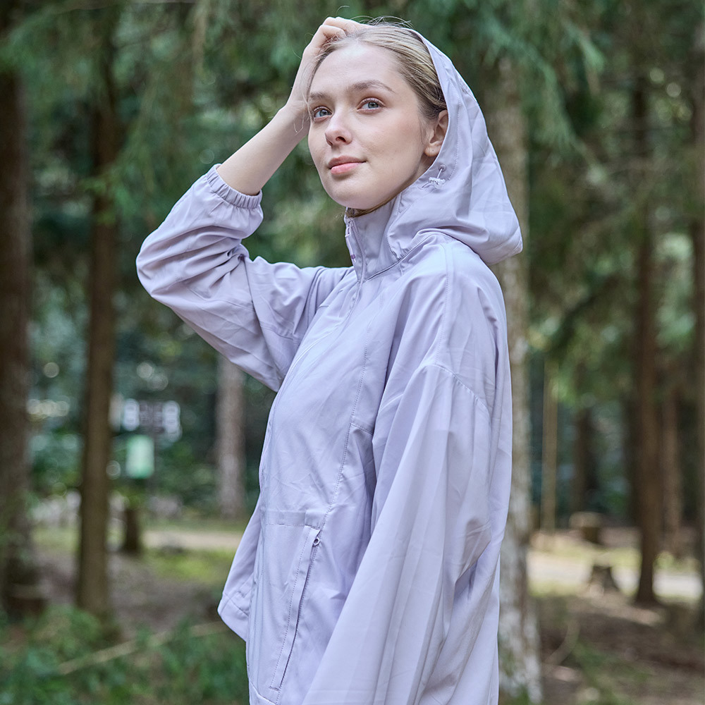 女款蚊瘋不動涼感連帽外套(A1GA2604W霧灰/風衣/防曬/輕薄透氣)