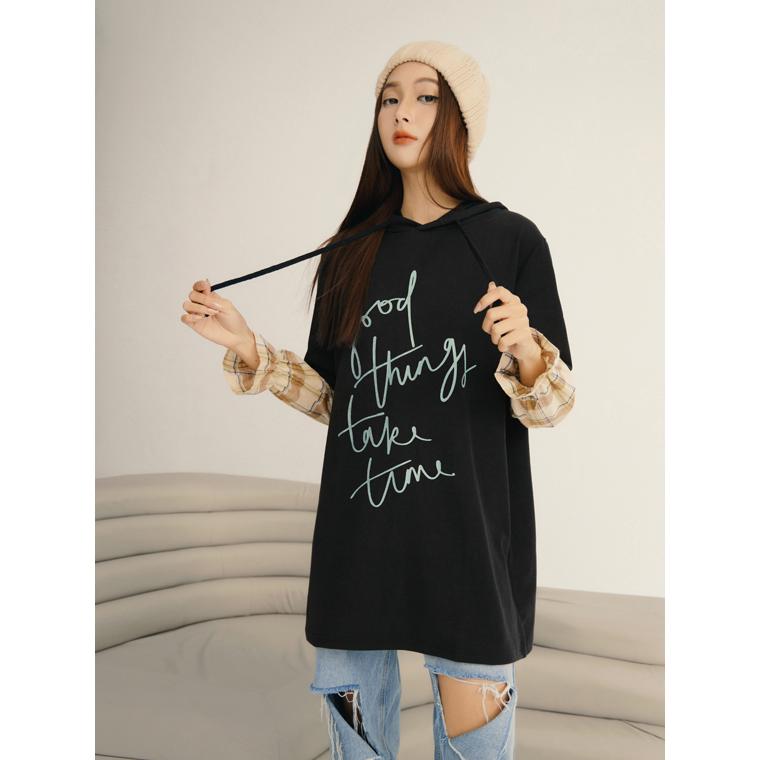 長版假兩件格紋拼接印花連帽長袖上衣