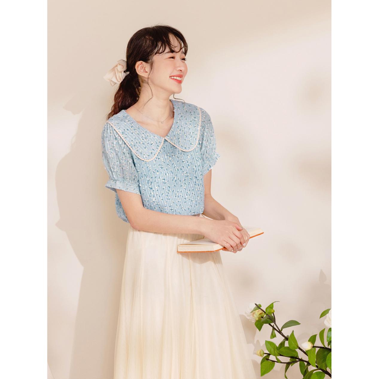甜美小花立體紋理亮片娃娃領拋袖上衣