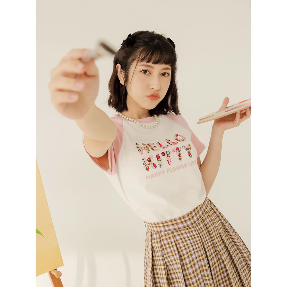 KITTY花FUN.鑲嵌字體印花拉克蘭袖短版TEE