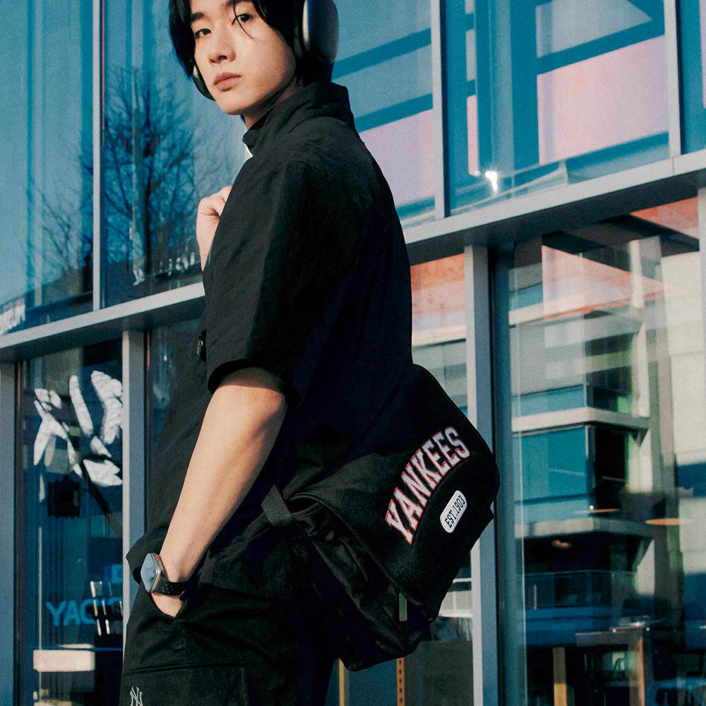 MLB 尼龍斜背包 腋下包 Varsity系列 紐約洋基隊 (3ACRL014N-50BKS)