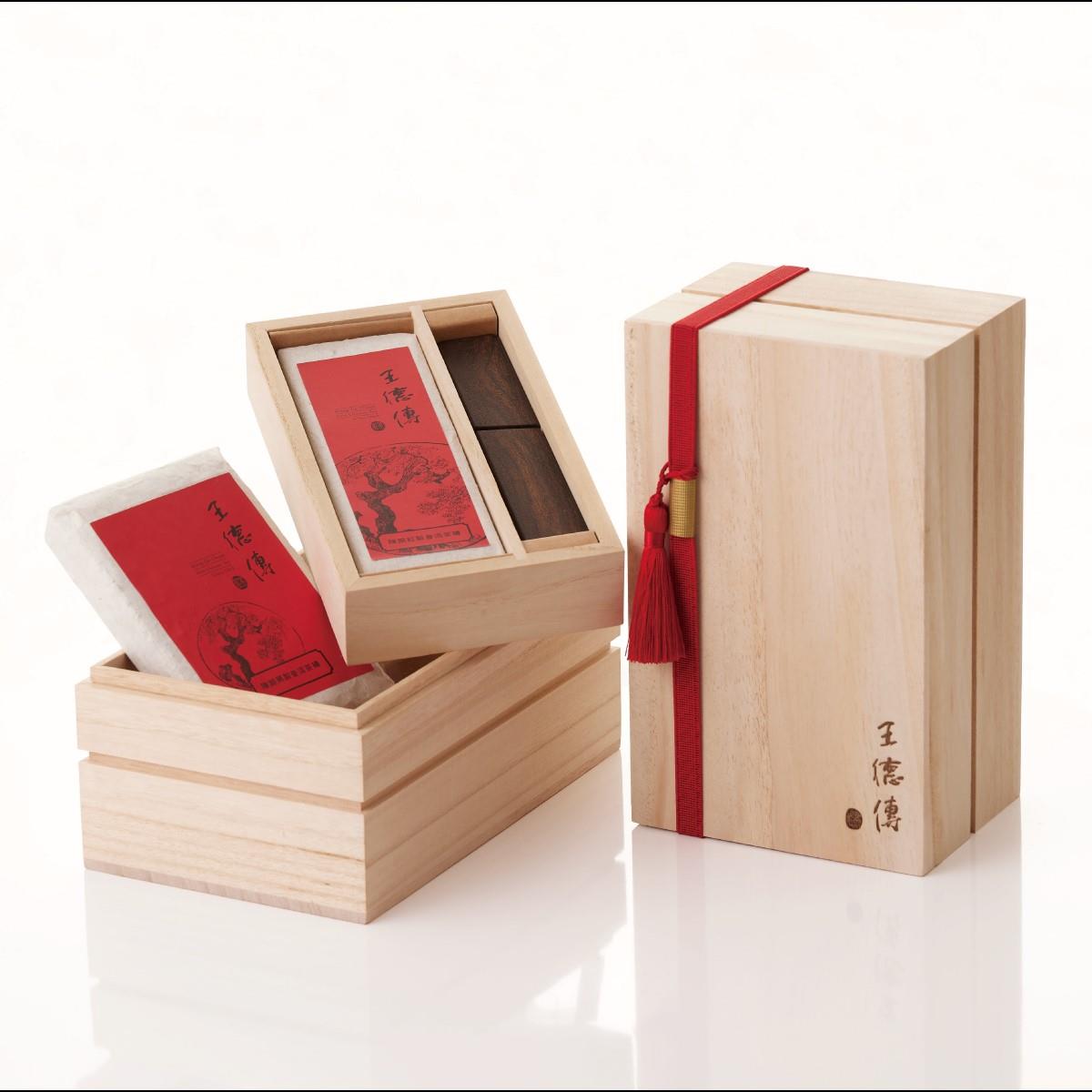 【限量】陳期普洱茶磚茶具禮盒(陳期黑普茶磚+陳期紅普茶磚+章格銘原木不鏽鋼普洱茶刀)-王德傳