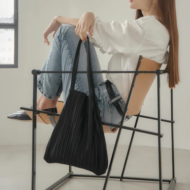 【Utrue 悠初生活】韓國 BLUEORB｜Each Bag 皺褶托特包 肩背包-內附收納袋 酷炫黑-廠商直送