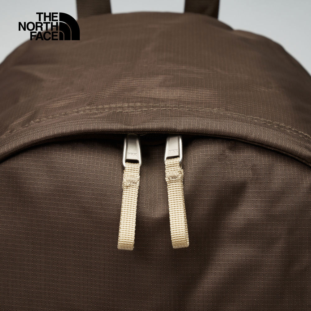 The North Face北面男女款棕色調節背帶休閒後背包｜8AMM1OI