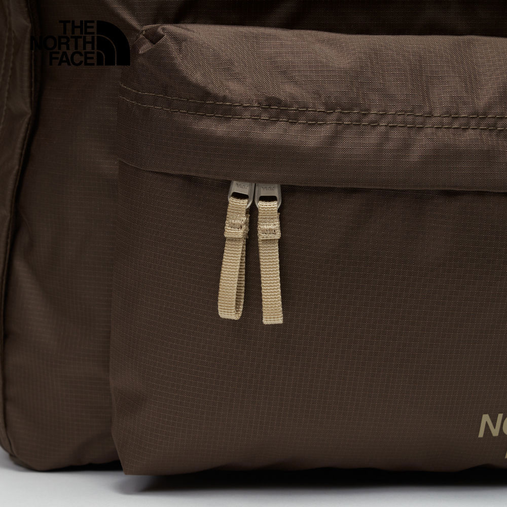 The North Face北面男女款棕色調節背帶休閒後背包｜8AMM1OI