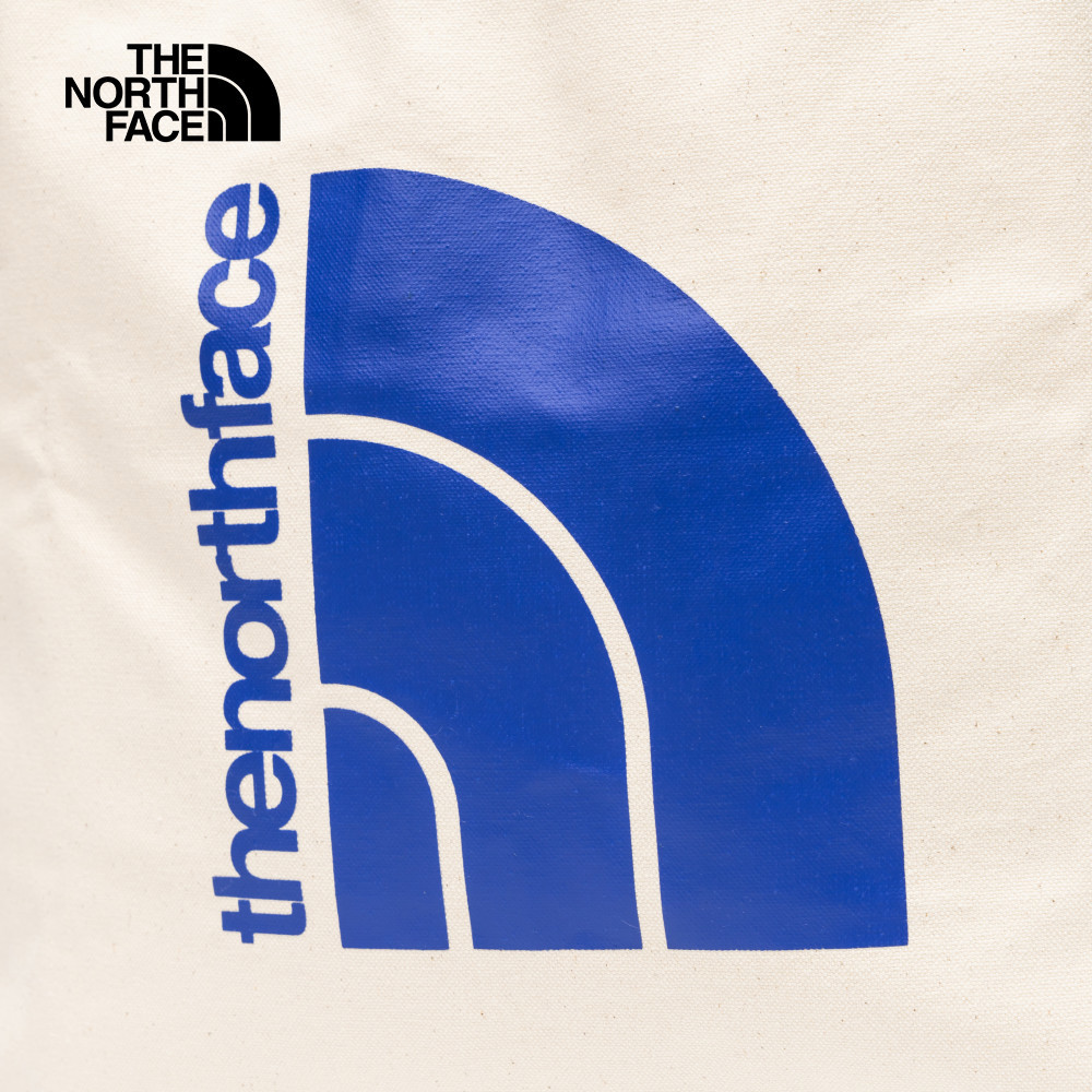 【10/24 00點週末限定】The North Face北面男女款米色LOGO帆布休閒側背包｜3VWQVEN
