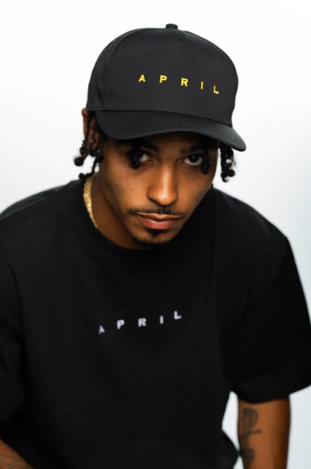 【 APRIL 】後扣帽 黑/黃字 - EMB SNAPBACK_1