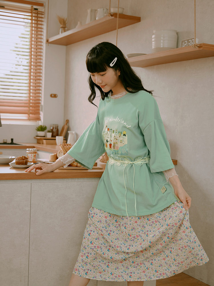 貓小姐．棉質夢遊仙境印花寬版短袖上衣_6
