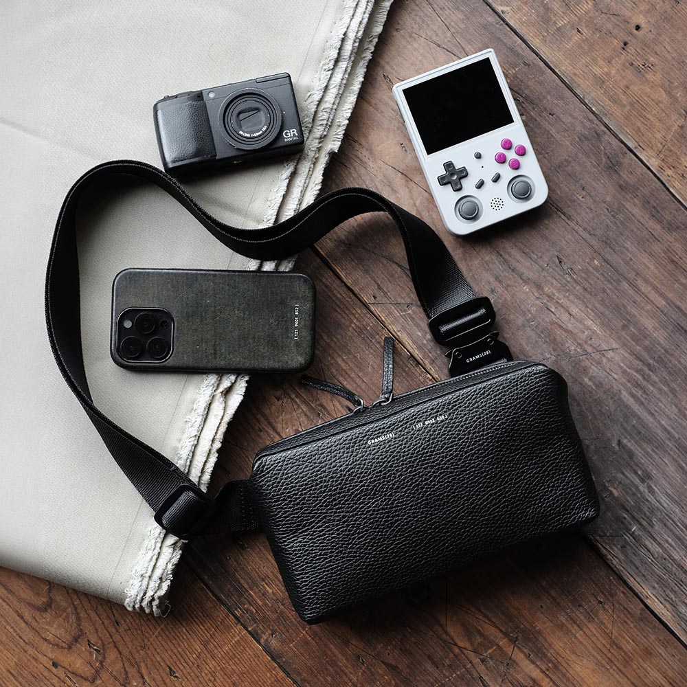 GRAMS28 157 Essential Sling 美品 GRAMS28 157 essential sling bag for Men - Black in USA | Level Shoes