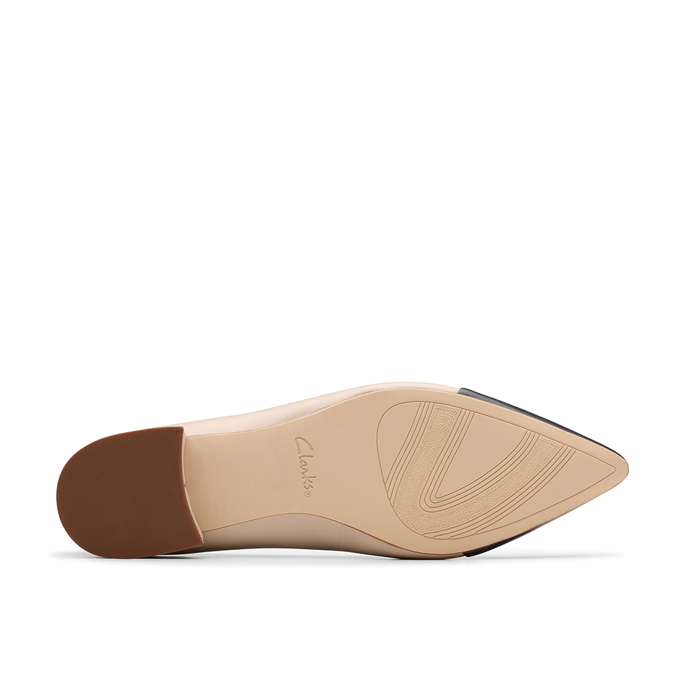 Clarks 莎莎小姐系列- Sensa15 Joy 鞋面拼接設計低跟尖頭鞋(沙色