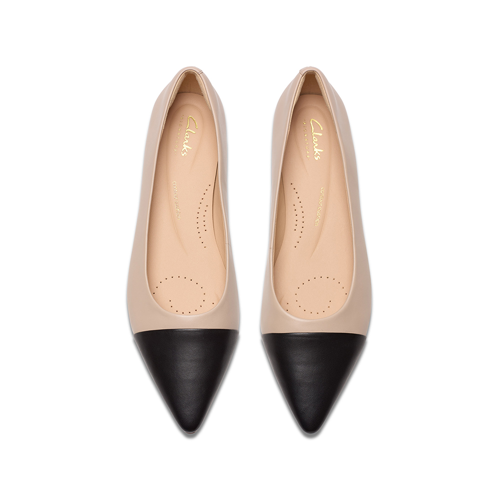 Clarks 莎莎小姐系列- Sensa15 Joy 鞋面拼接設計低跟尖頭鞋(沙色