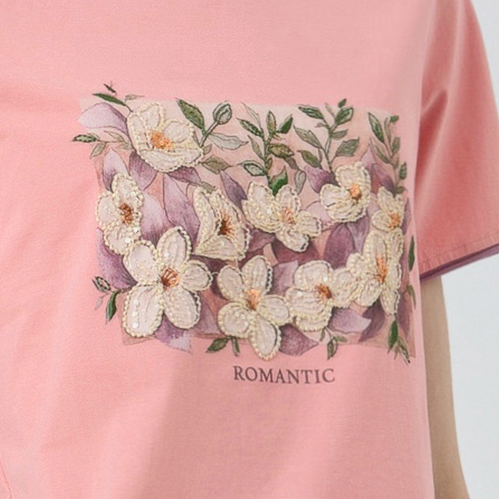 ILEY伊蕾 刺繡花卉印花短版棉質上衣(淺粉；M-XL)_2