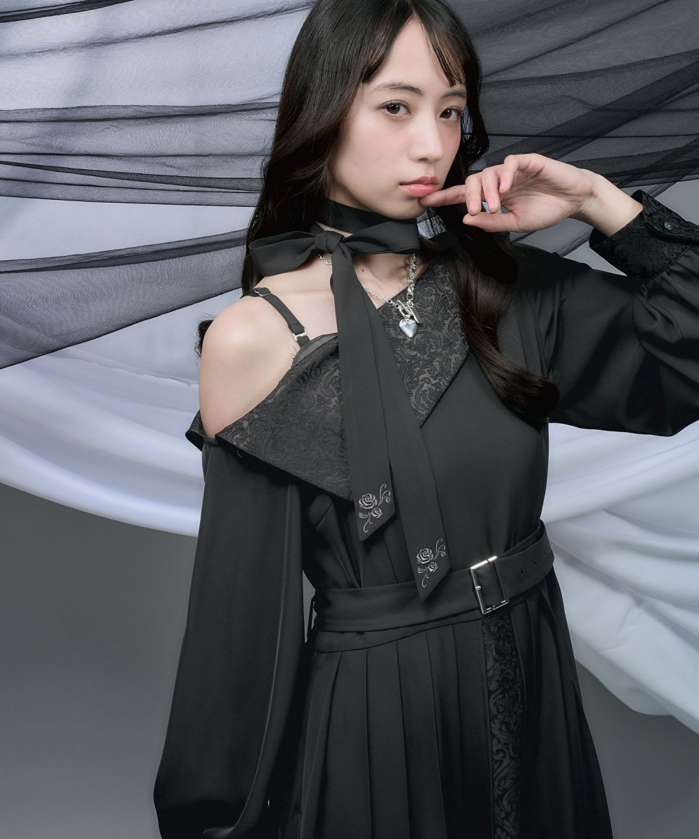 HARE女【NANA x HARE LADIES經典聯名系列】斜肩吊帶刺繡印花層次下襬長