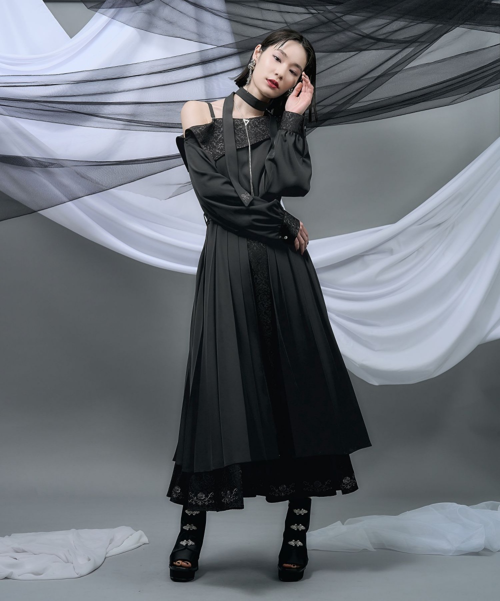 HARE女【NANA x HARE LADIES經典聯名系列】斜肩吊帶刺繡印花層次下襬長