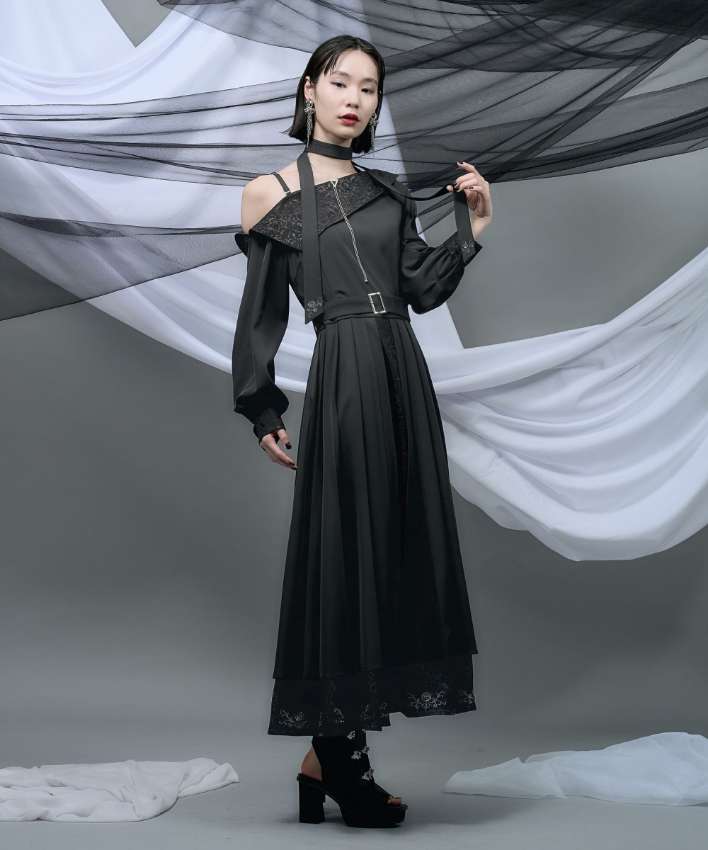 HARE女【NANA x HARE LADIES經典聯名系列】斜肩吊帶刺繡印花層次下襬長