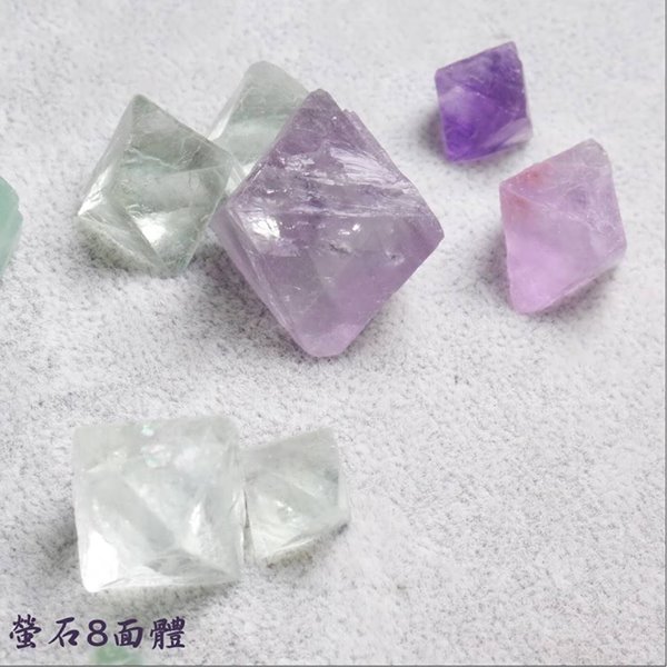 彩虹螢石八面體原礦(Fluorite) ~智慧之石、平衡與精進心智、精神保護與