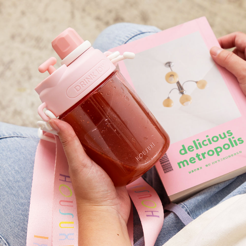 HOUSUXI】Tritan雙飲口背帶水瓶560ml-淺粉