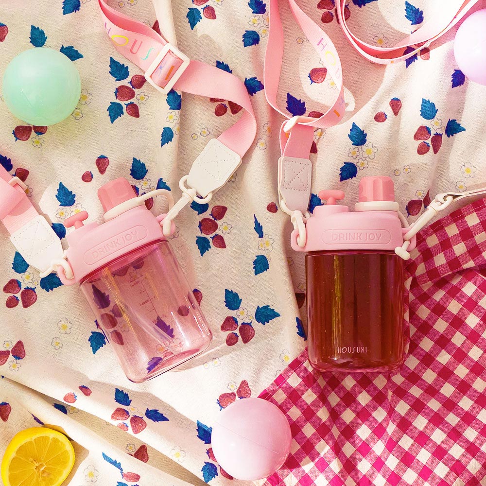 HOUSUXI】Tritan雙飲口背帶水瓶560ml-淺粉